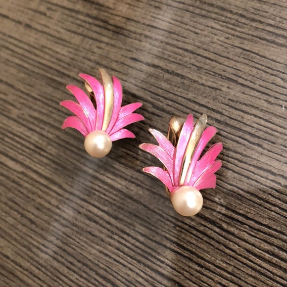 Vintage Pink, Gold & Faux Pearl Clip Earrings - Picture 14 of 14
